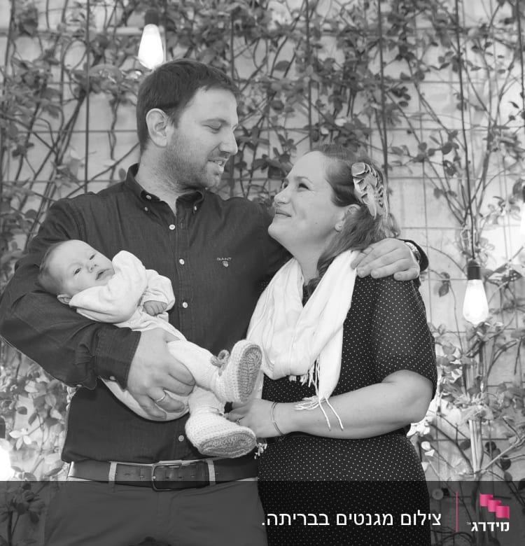 אורות תלויים על קיר עם צמחייה ברקע